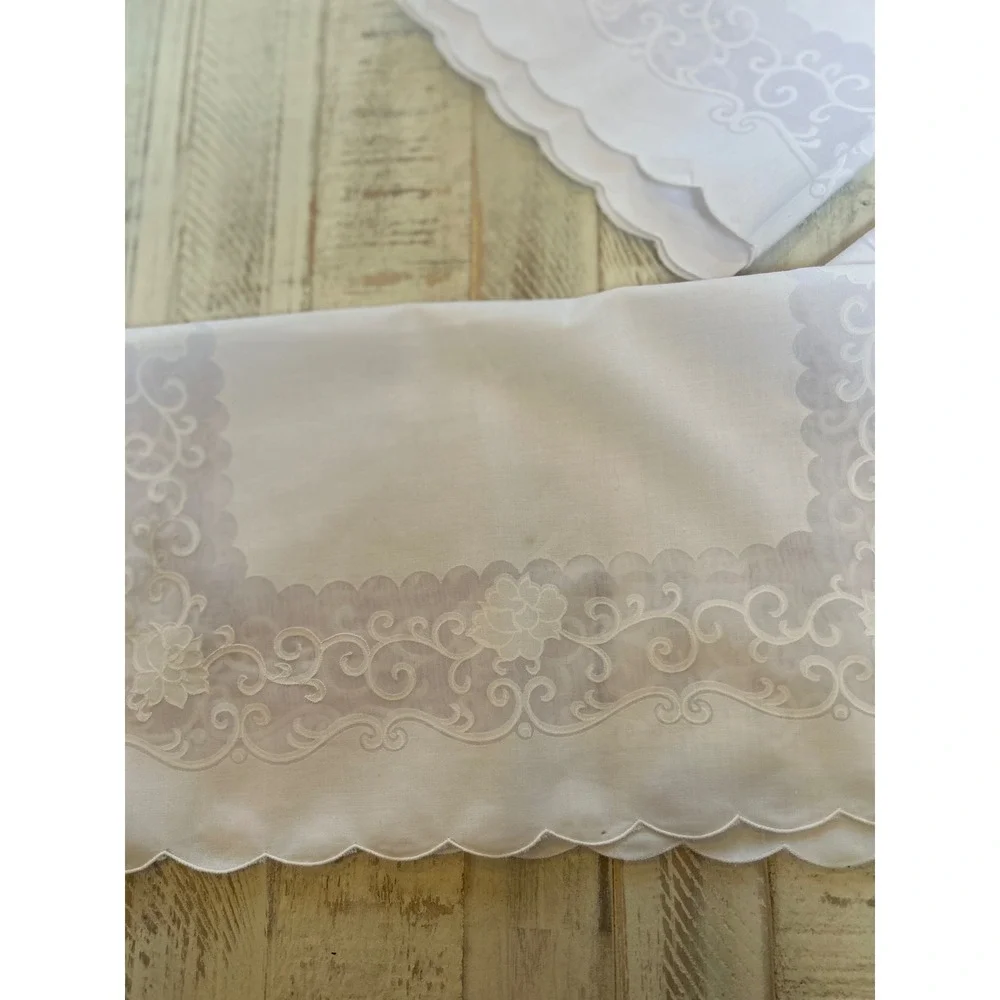 Set of 5 White Embroidered‎ Linen Napkins Scalloped Edge Floral Detail
